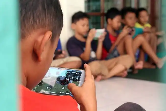 Dulu Main di Teras, Kini Bermain di Layar: Bagaimana Masa Kecil Berubah?