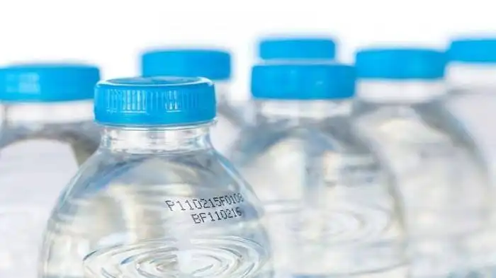 Kamu pernah lihat gak, tanggal kadaluarsa di setiap botol air minum itu sebenarnya kalau tetap dipakai Apakah beracun?