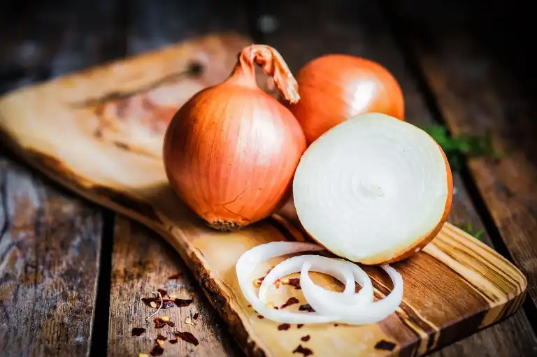 Mengapa Bawang Bombay Mentah Terasa Lebih Tajam daripada yang Sudah Dimasak?