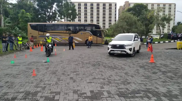 Mengenal Teknik Defensive Driving untuk Mengurangi Risiko Kecelakaan