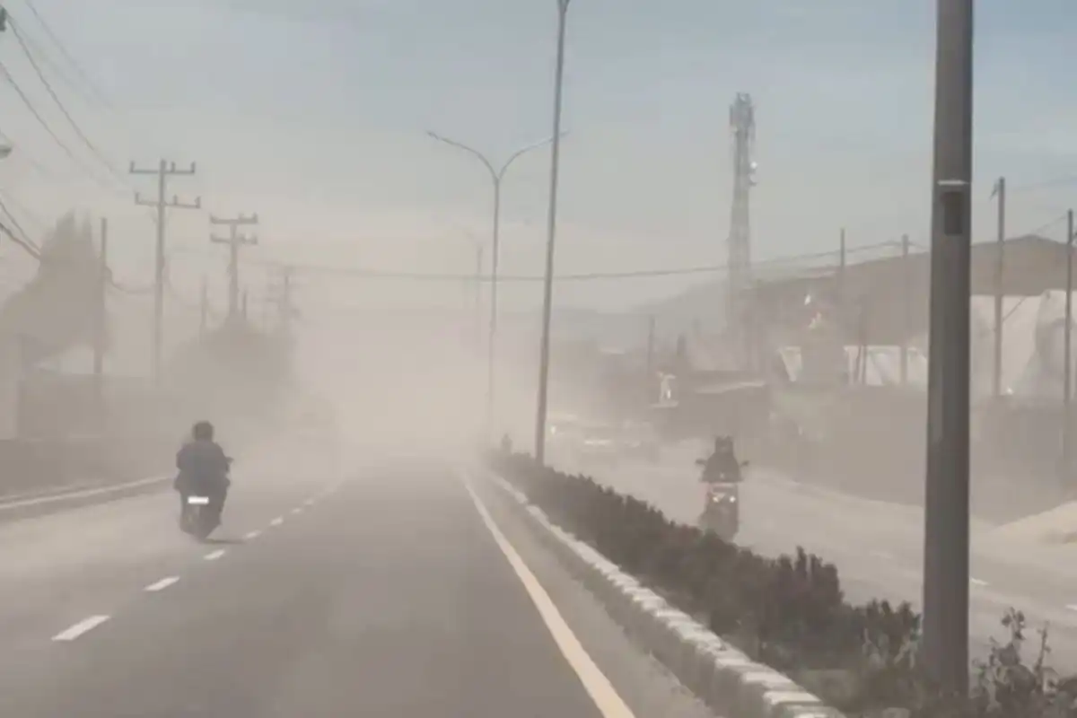 Abu Vulkanik Sinabung Selimuti Berastagi, Warga dan Sekolah Diimbau Gunakan Masker