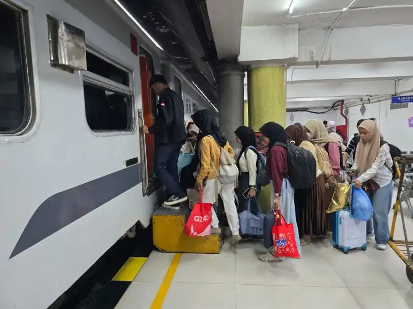 H-7 Lebaran, Penumpang Kereta Api di Sumut Capai 7.756 Orang, Stasiun Medan Dipadati Pemudik