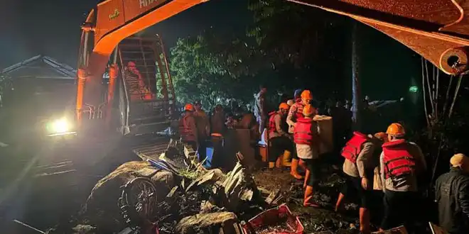 Banjir dan tanah longsor melanda kawasan Sembahe, Kutalimbaru, Deliserdang. Tiga orang meninggal dunia dan tiga lainnya masih dalam pencarian tim Polda Sumut.