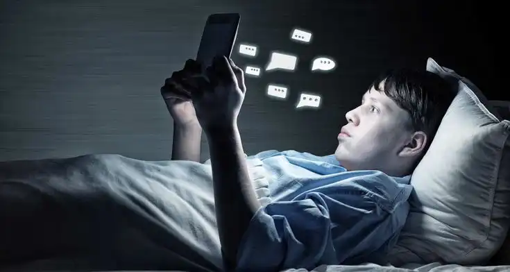 Kecanduan Scroll Sebelum Tidur? Ini yang Diam-Diam Terjadi pada Otak