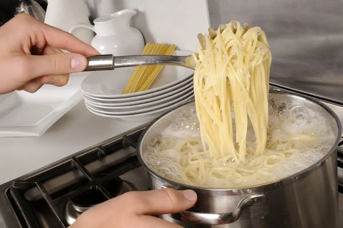 Apakah Mencuci Spageti Setelah Direbus Bisa Memengaruhi Rasa dan Teksturnya? Ini Penjelasannya