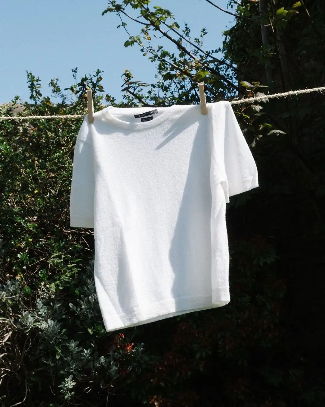 Tips Selamatkan Kaos Putih dari Noda Kopi dalam Hitungan Menit