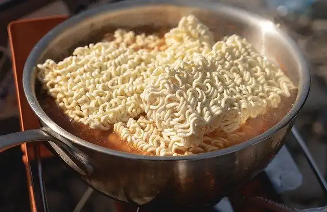 Mitos Mie Instan Menempel di Usus Bertahun-tahun, Benarkah? Ini Penjelasan Medisnya