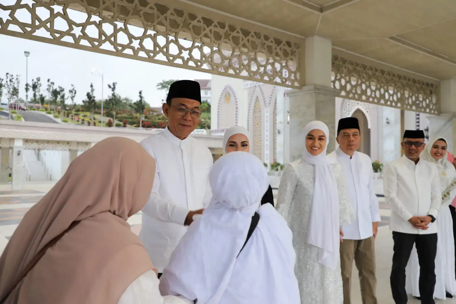 Bupati Gus Irawan Sambut Kepulangan Jemaah Haji Kloter 5, Doakan Raih Haji Mabrur dan Kembali Sehat ke Tengah Keluarga