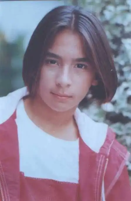 Rambut Belah Tengah Era 90-an, Gaya Klasik yang Kembali Dilirik