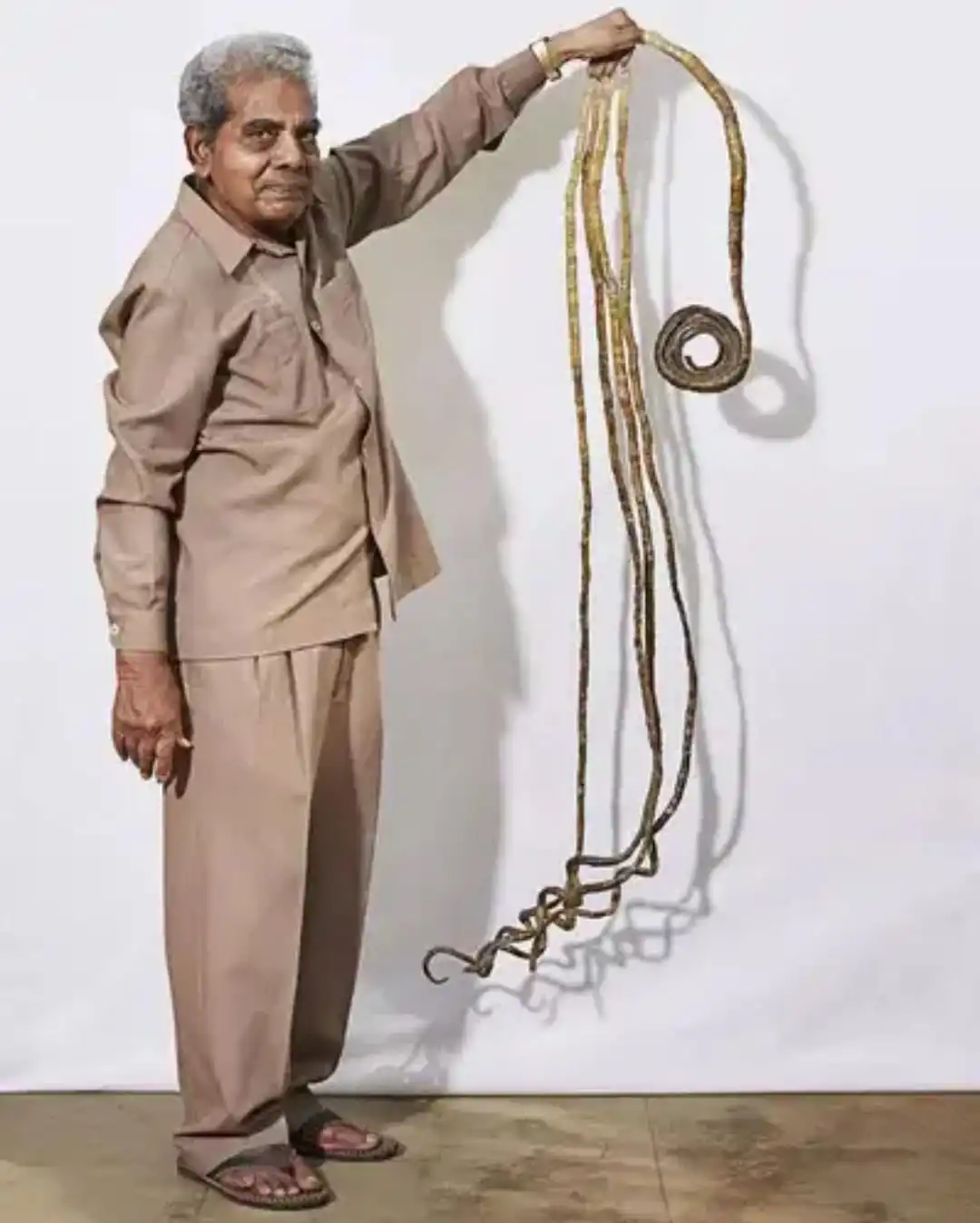 Manusia dengan Kuku Terpanjang di Dunia: Rekor Ekstrem yang Memecahkan Guinness World Records