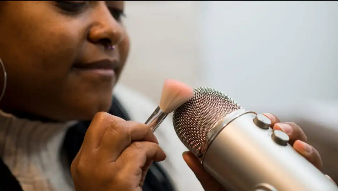 9 April, Hari ASMR Internasional: Mengapa Suara Bisikan Bisa Membuat Kita Rileks?