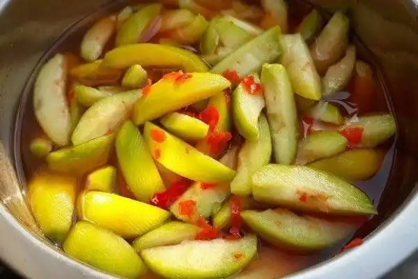 Buat Pencinta Pedas, Yuk Coba Segarnya Asinan Kedondong Ini