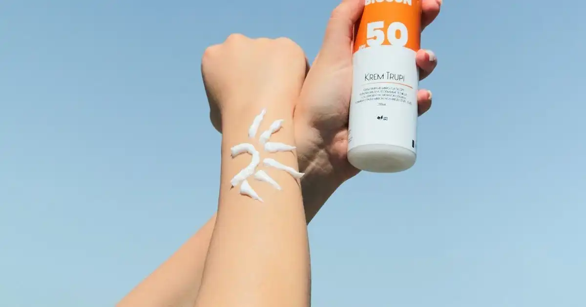 Masih Perlukah Pakai Sunscreen Saat Sore Hari? Ini Fakta tentang Paparan Sinar UV