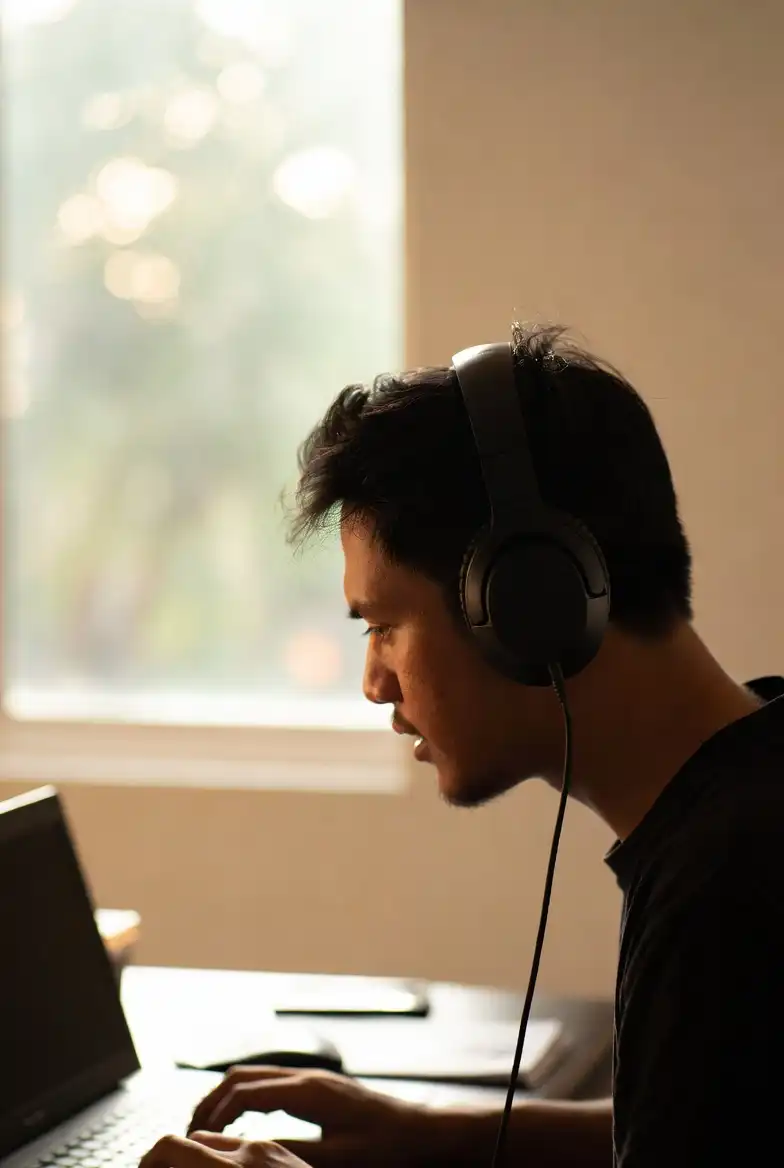 Terlalu Sering Pakai Headset, Benarkah Bisa Bikin Tuli di Usia Muda?