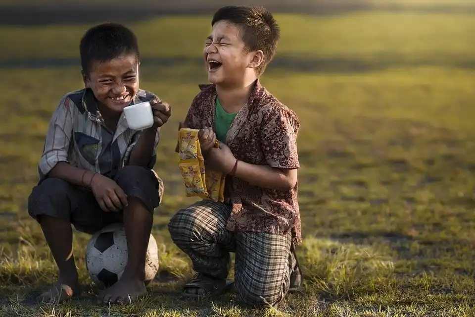 Mengapa Kita Bisa Tertawa Saat Melihat Orang Lain Tertawa?