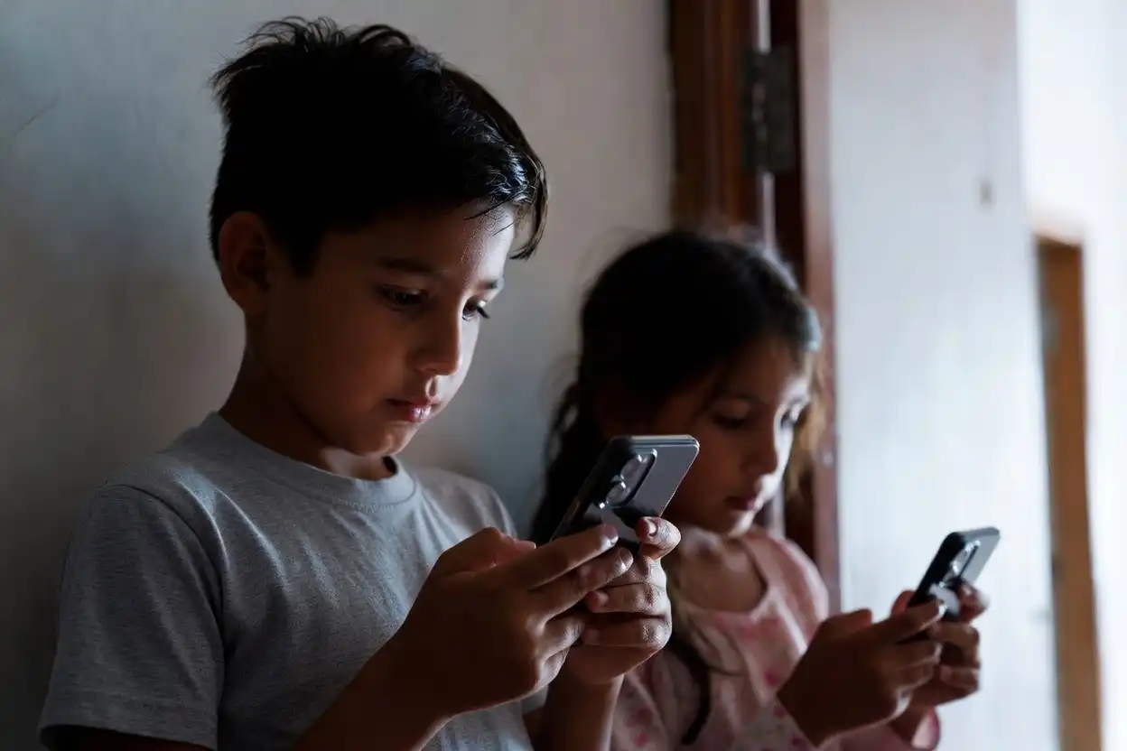 Mitos Atau Fakta Main HP Terlalu Sering Bikin Otak Rusak?