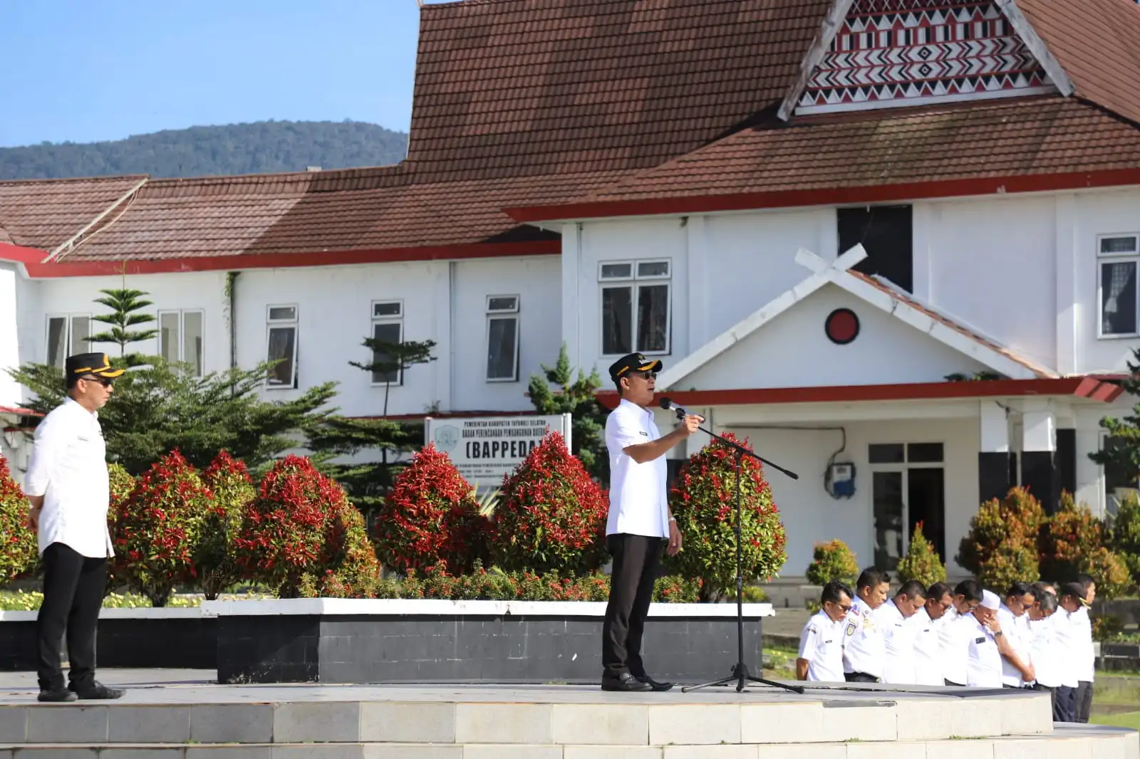 Bupati Tapsel Dorong Percepatan Program Pembangunan dan Penguatan Desa Binaan Saat Pimpin Apel Gabungan ASN