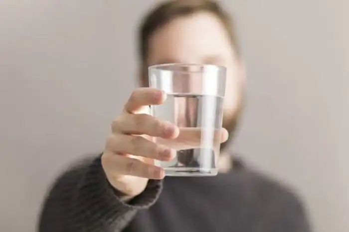 Apa Dampaknya jika Kita Terlalu Sedikit Minum Air Putih Setiap Hari?