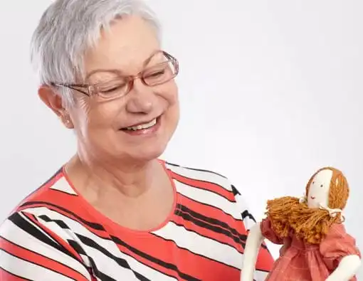 Kenapa Orang Tua yang Sudah Lanjut Usia Sering Bersikap Seperti Anak Kecil? Ini Penjelasannya