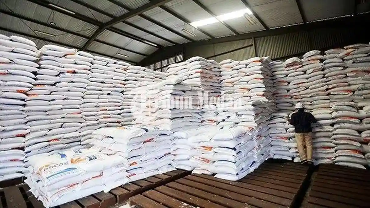 Perum BULOG Kantor Wilayah Sumatera Utara menyalurkan bantuan pangan berupa beras dan minyak goreng kepada masyarakat selama Ramadan 2026