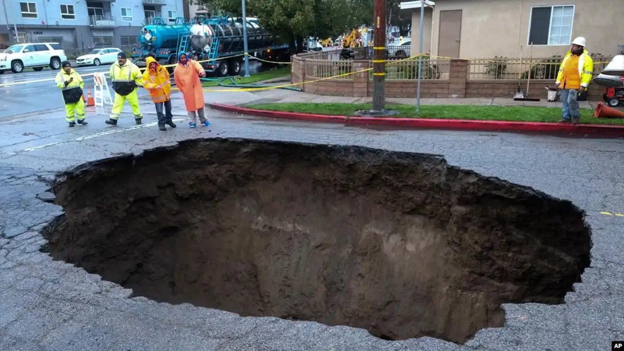 engenal Sinkhole: Fenomena Lubang Amblasan yang Bisa Muncul Tiba-Tiba