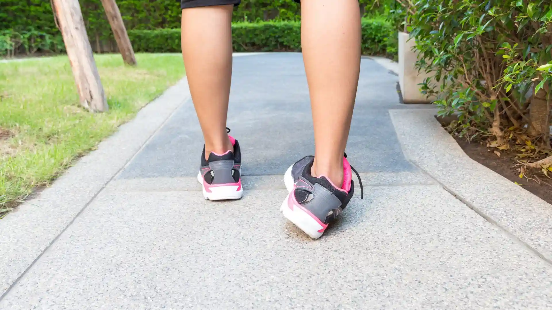 Kenapa Kaki Sering Keseleo Padahal Tidak Memakai Sandal atau Sepatu Bertumit?