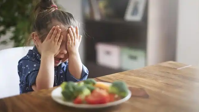 7 Kebiasaan Sederhana agar Anak Lebih Suka Makan Sayuran hingga Dewasa