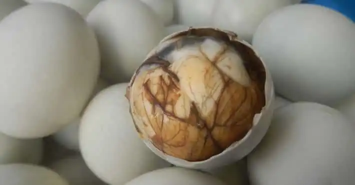 7 Kuliner Ekstrem Dunia yang Bikin Geleng Kepala: Dari Balut hingga Keju Fermentasi dengan Larva
