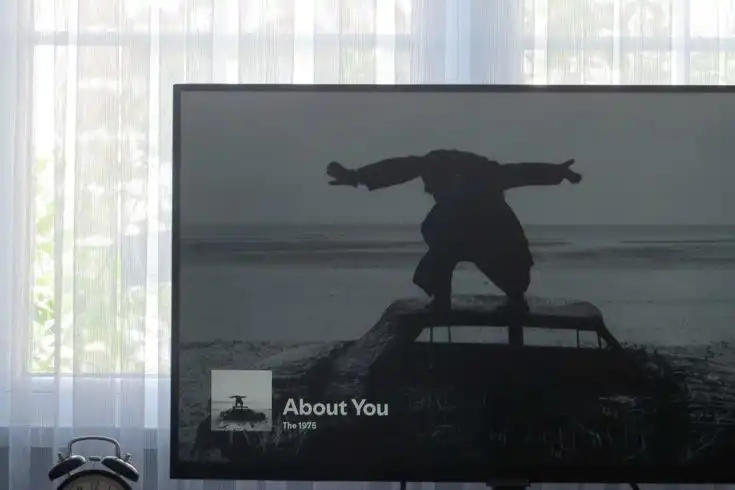 Makna Lagu "About You" dari The 1975: Nostalgia, Kenangan, dan Luka Masa Lalu