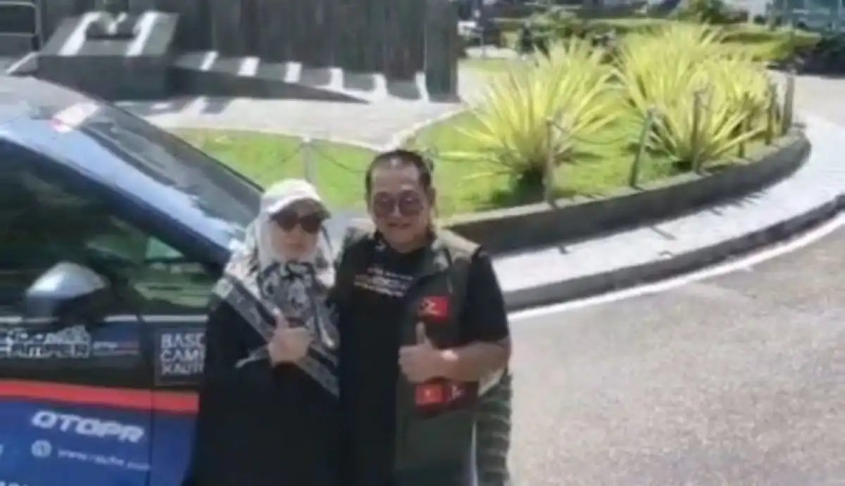 Pasangan "Kakek Nenek Keliling Dunia" Tiba di Kuching, Awali Ekspedisi Darat Indonesia hingga Eropa