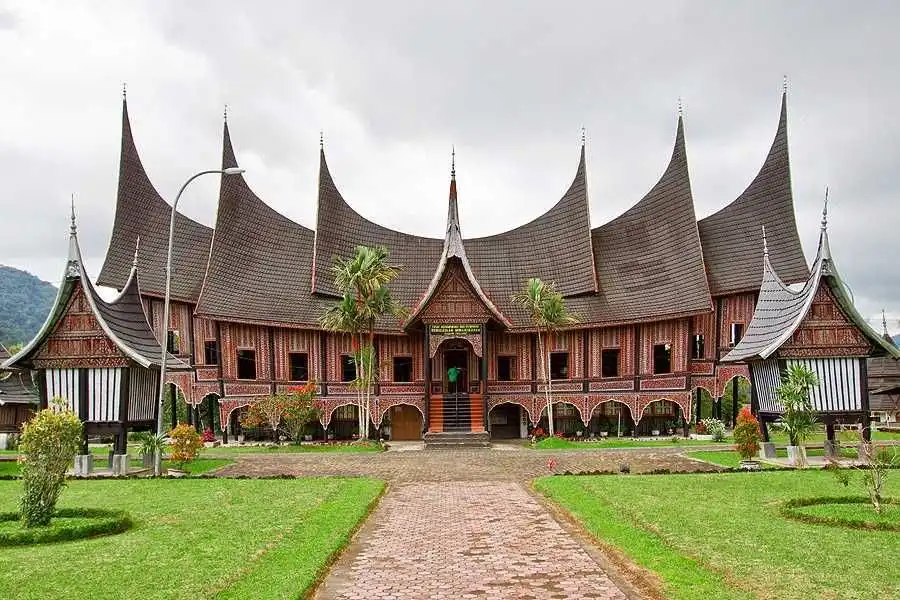 Rumah Gadang: Sejarah, Keunikan, dan Filosofi Rumah Adat Minangkabau