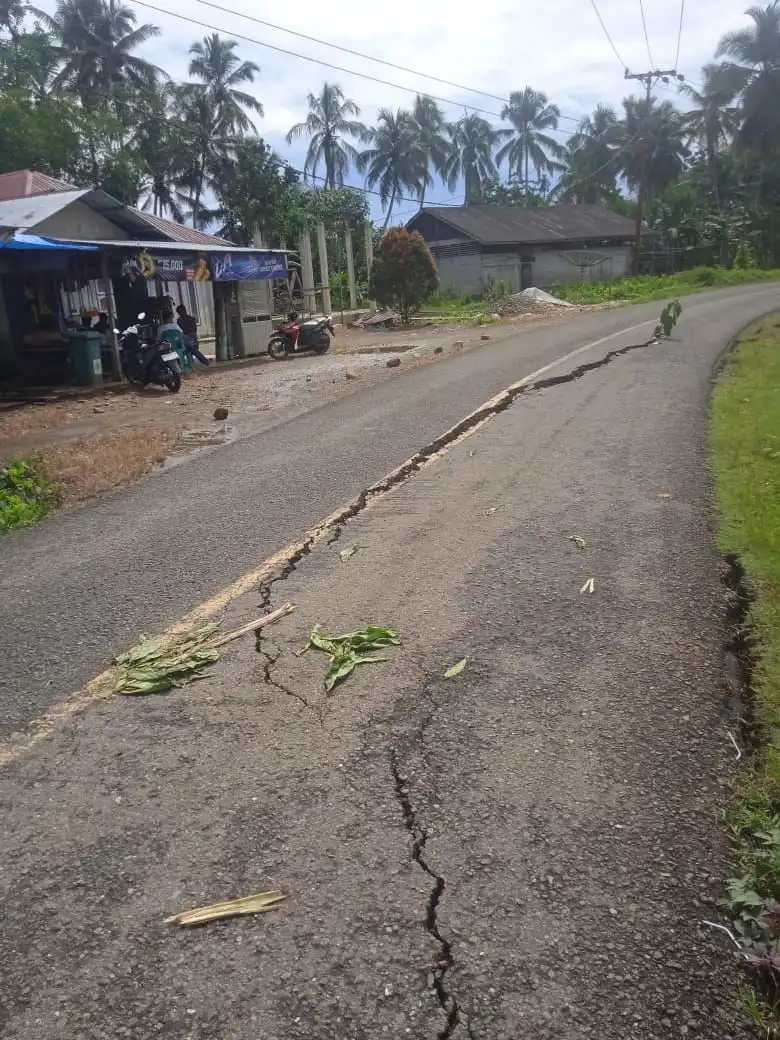 Pinggir Sungai Mola Longsor, Jalan Nasional Gunungsitoli–Telukdalam Terancam Putus