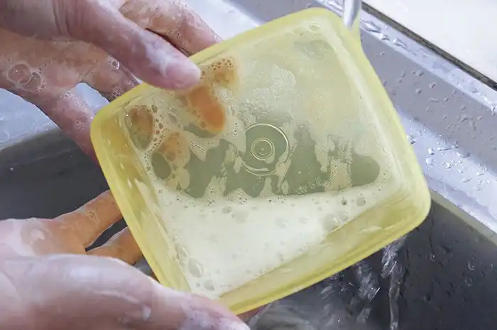 Tips Mencuci Lemak dan Minyak di Wadah Plastik dengan Mudah