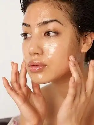 Wajah Berminyak? Kenali Kandungan Skincare yang Tepat Biar Nggak Kilap Seharian