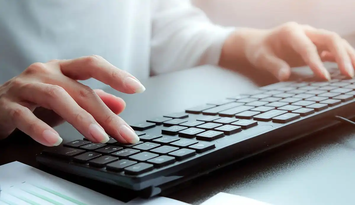 Cara Membersihkan Keyboard Komputer dengan Benar