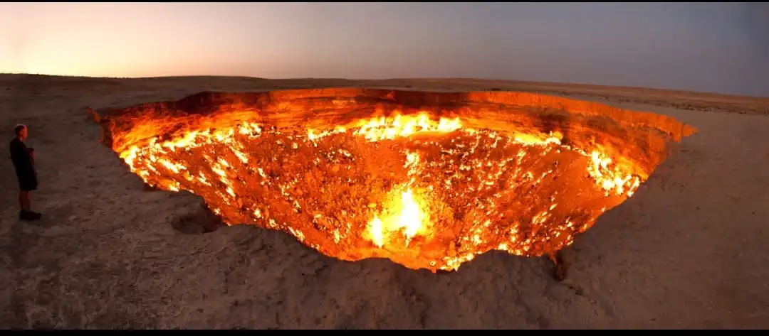 Darvaza "Gate of Hell": Kawah Api Raksasa yang Terus Menyala Sejak 1971
