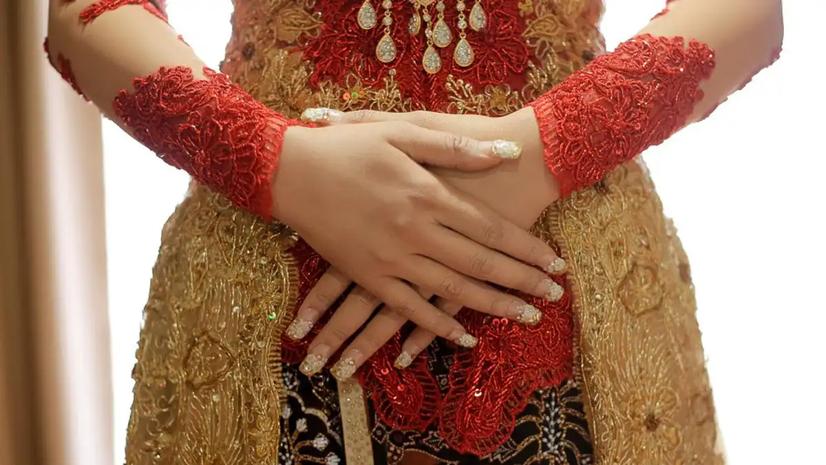 Kain Brokat dan Bordir Menjadi Detail yang Mempercantik Tampilan Kebaya
