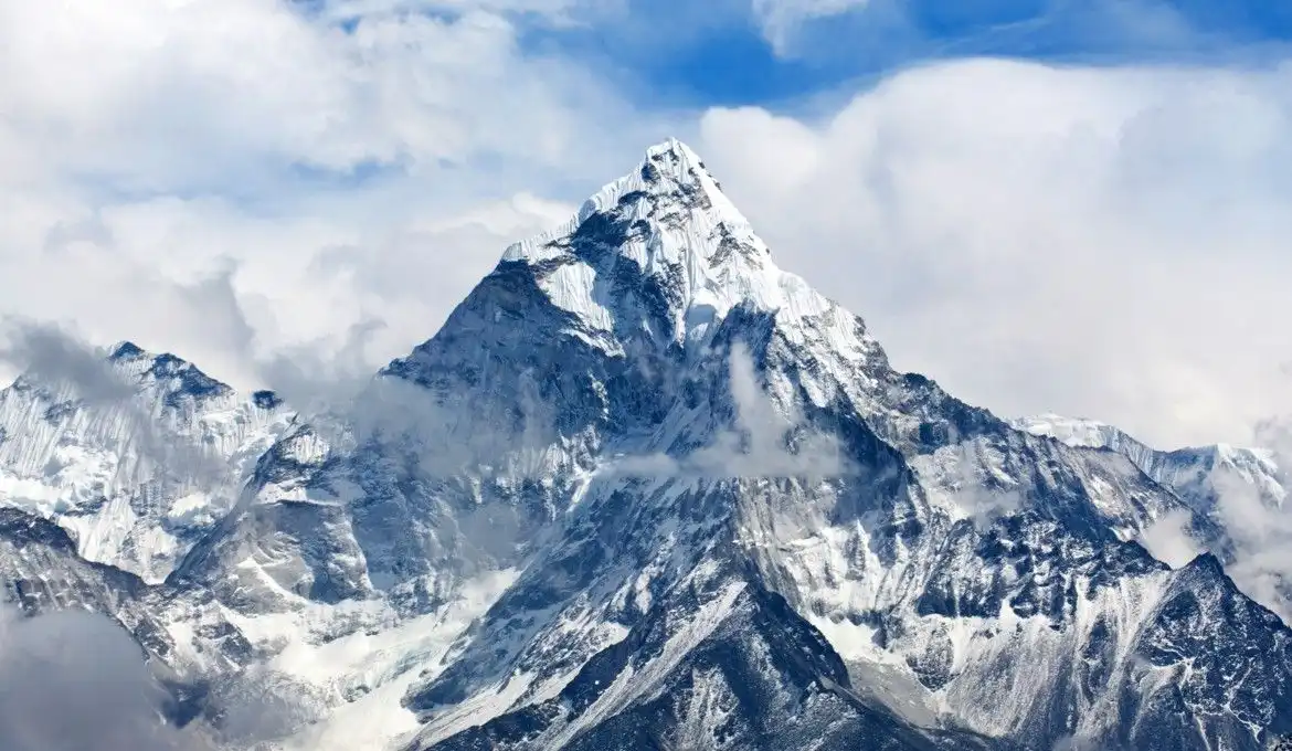 Gunung Everest Ternyata Terus Berubah, Ini Fakta Menariknya