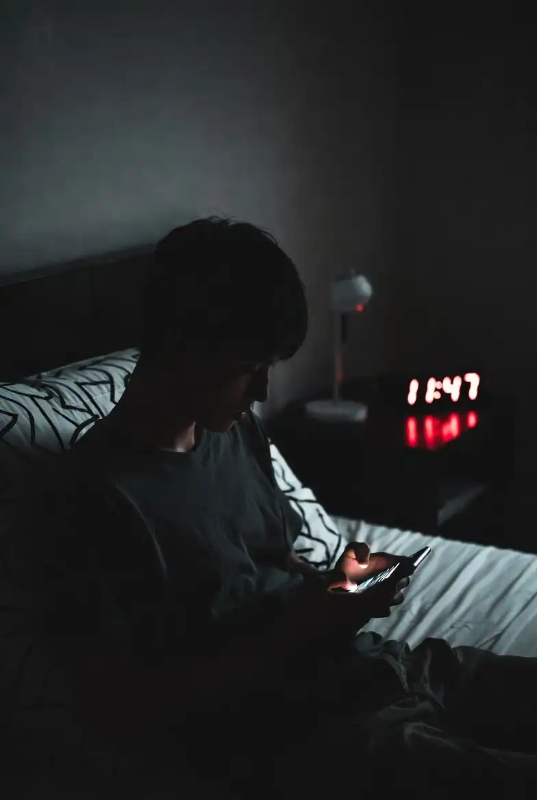 Kenapa Kita Mudah Ketagihan Main HP di Malam Hari?  