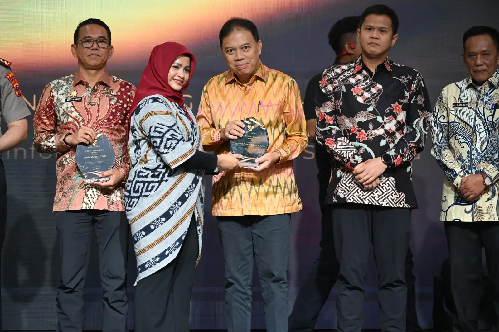 Pemkab Tapsel Raih Predikat Kabupaten Informatif, Gus Irawan Terima Achievement Person Award atas Kecepatan Penyediaan Data Pascabencana