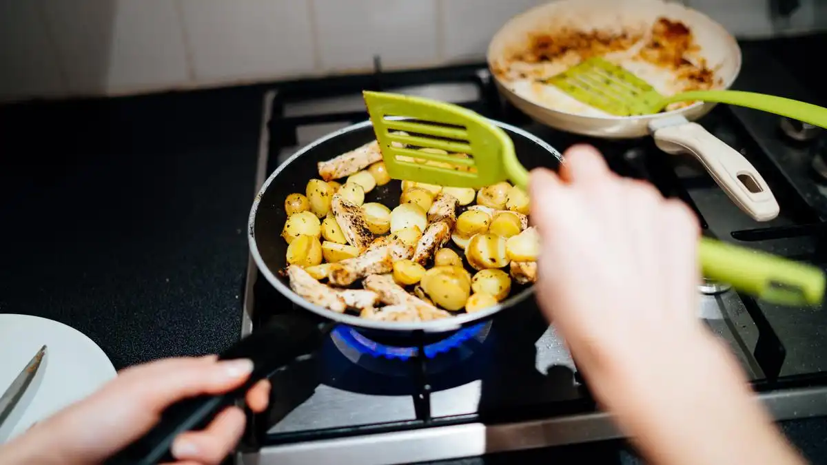Kesalahan Umum Saat Menyimpan dan Menghangatkan Makanan yang Perlu Dihindari