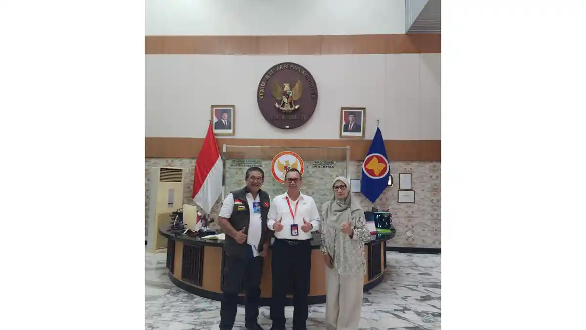 Setelah Hampir Sebulan Menunggu, Mobil Kakek & Nenek Keliling Dunia Akhirnya Tiba di Kuala Lumpur