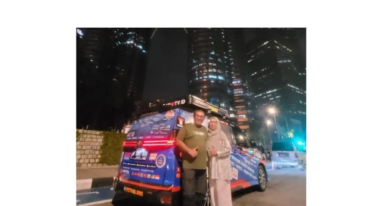 Setelah Hampir Sebulan Menunggu, Kakek-Nenek Keliling Dunia Akhirnya Terima Mobil Ekspedisi di Malaysia