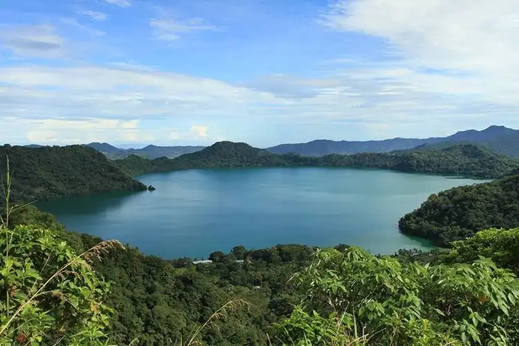 Bukan Cuma Buat Foto-Foto, Kenali Perbedaan Danau Vulkanik dan Tektonik Sebelum Traveling