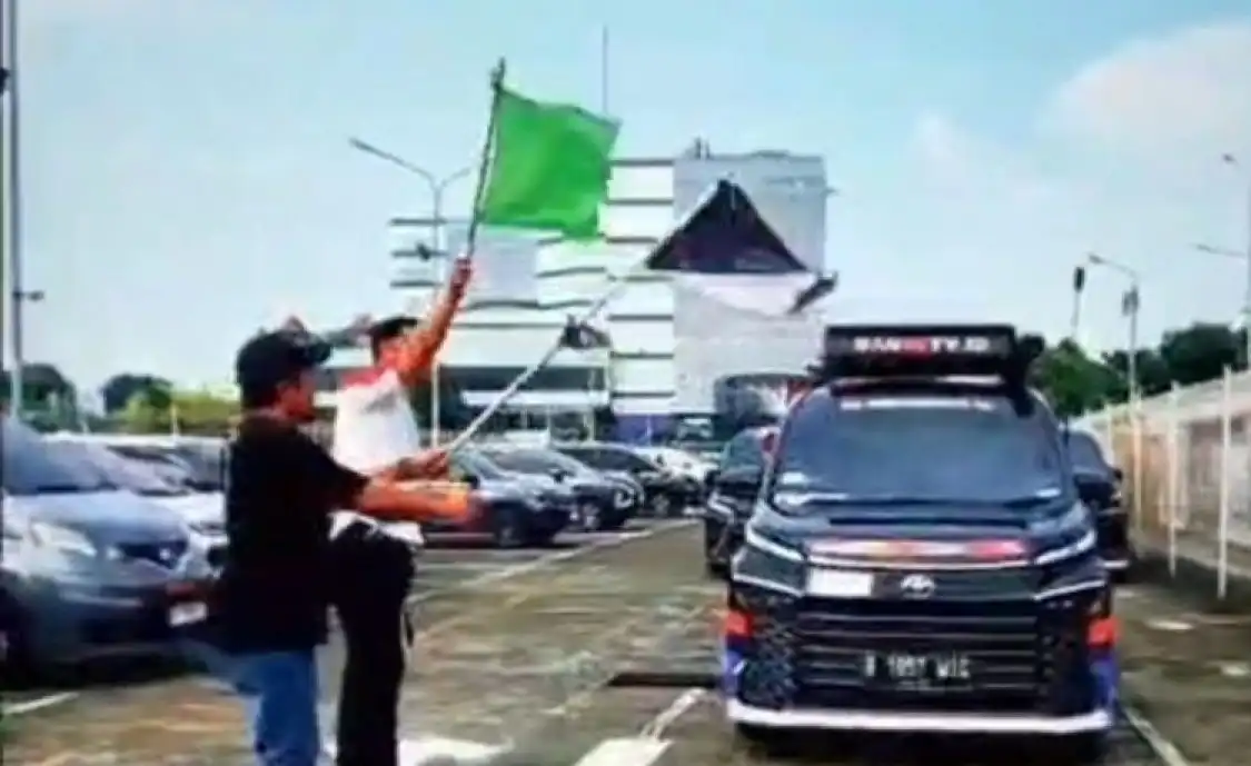 Pasangan Lansia Indonesia Tempuh Ekspedisi Darat ke Mekkah dan Eropa Selama 10 Bulan dengan Toyota Voxy
