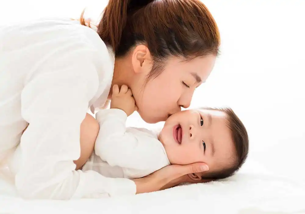 Mengapa Kita Selalu Ingin Menghirup Aroma Tubuh Bayi?