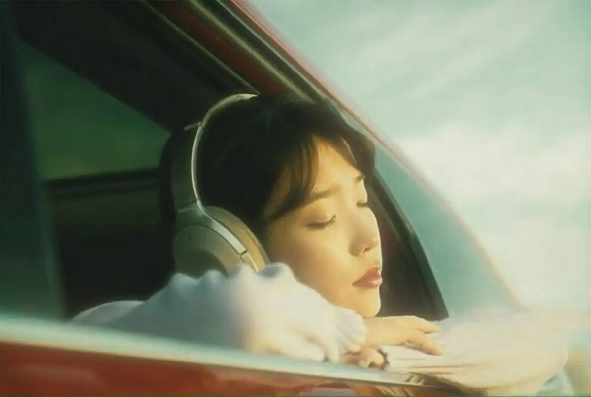 Nostalgia Digital: Rahasia Lagu Lama Merajai TikTok 2026