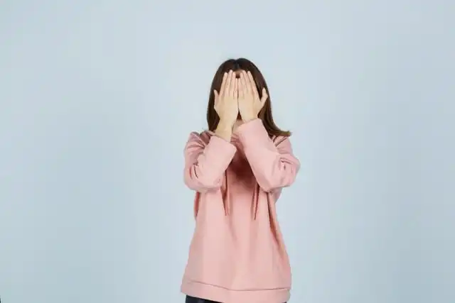 Mengapa kita lebih mudah mengingat hal memalukan dan pada pujian?