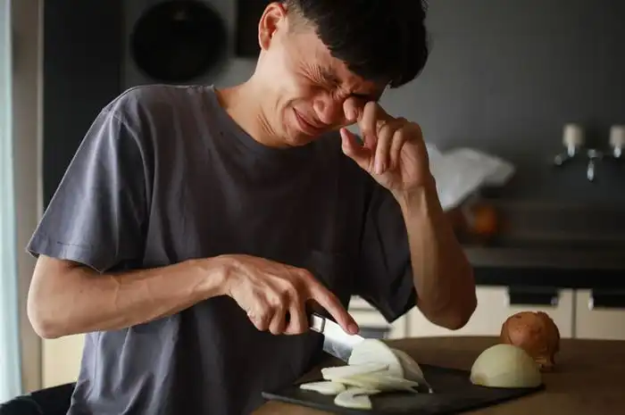 Kenapa Bawang Bisa Membuat Mata Menangis Saat Dipotong? Ini Penjelasan Ilmiahnya