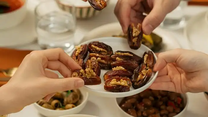 Maghrib Keburu di Kereta? Tenang, Ini 5 Takjil Aman dan Elegan